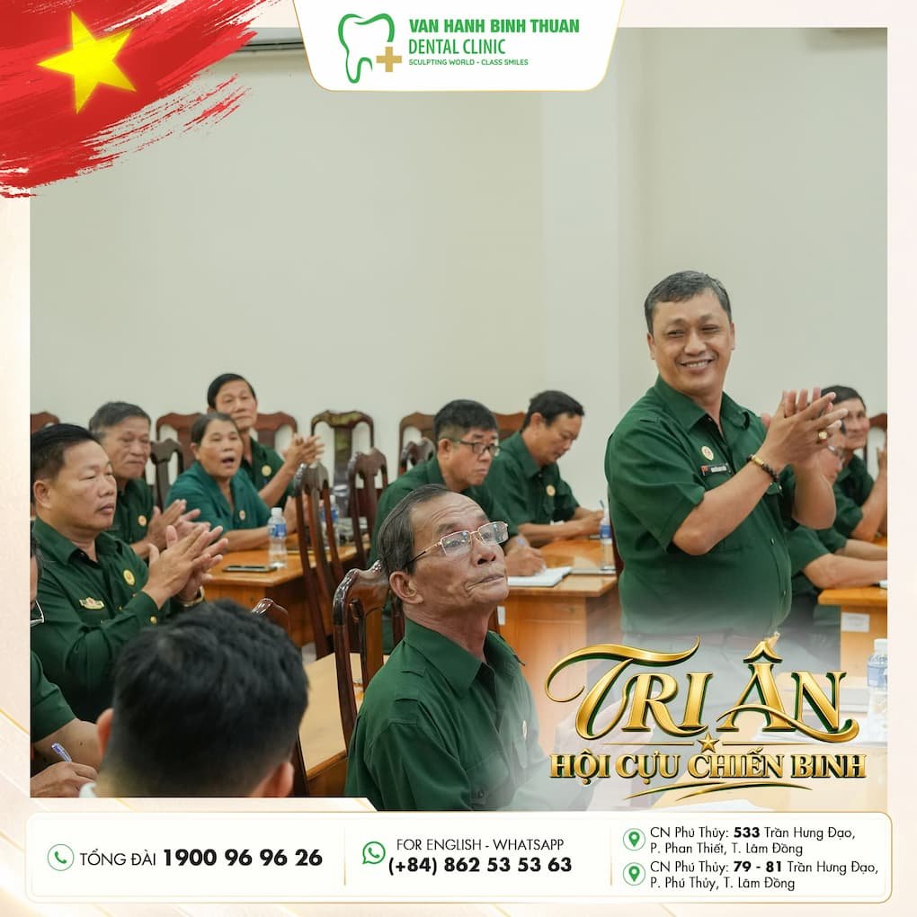 Đội ngũ Nha khoa Vạn Hạnh Bình Thuận chụp ảnh lưu niệm cùng các Cựu chiến binh
