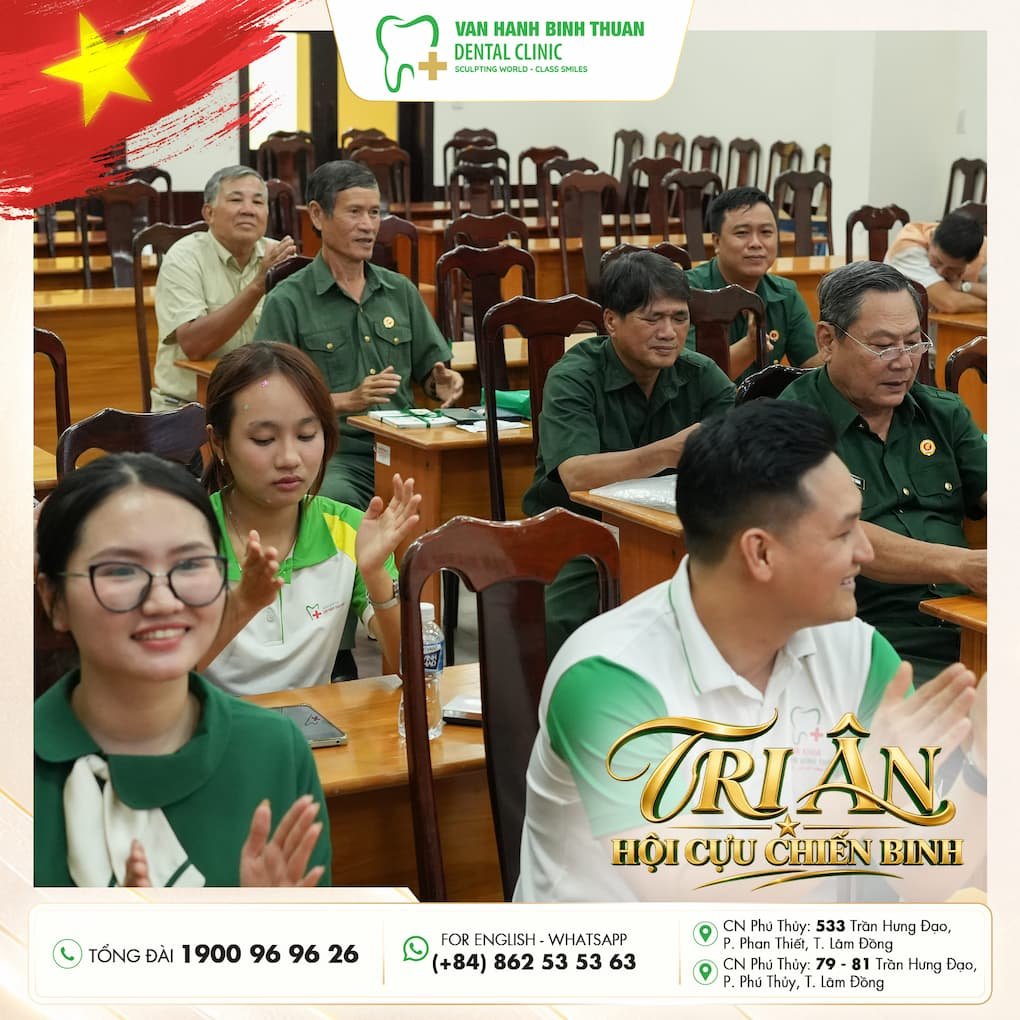 Đội ngũ Nha khoa Vạn Hạnh Bình Thuận chụp ảnh lưu niệm cùng các Cựu chiến binh