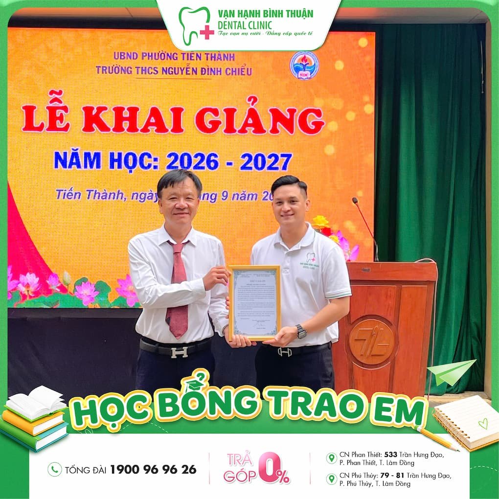 BS Hiếu đại diện Nha khoa Vạn Hạnh Bình Thuận trao học bổng tại THCS Nguyễn Đình Chiểu