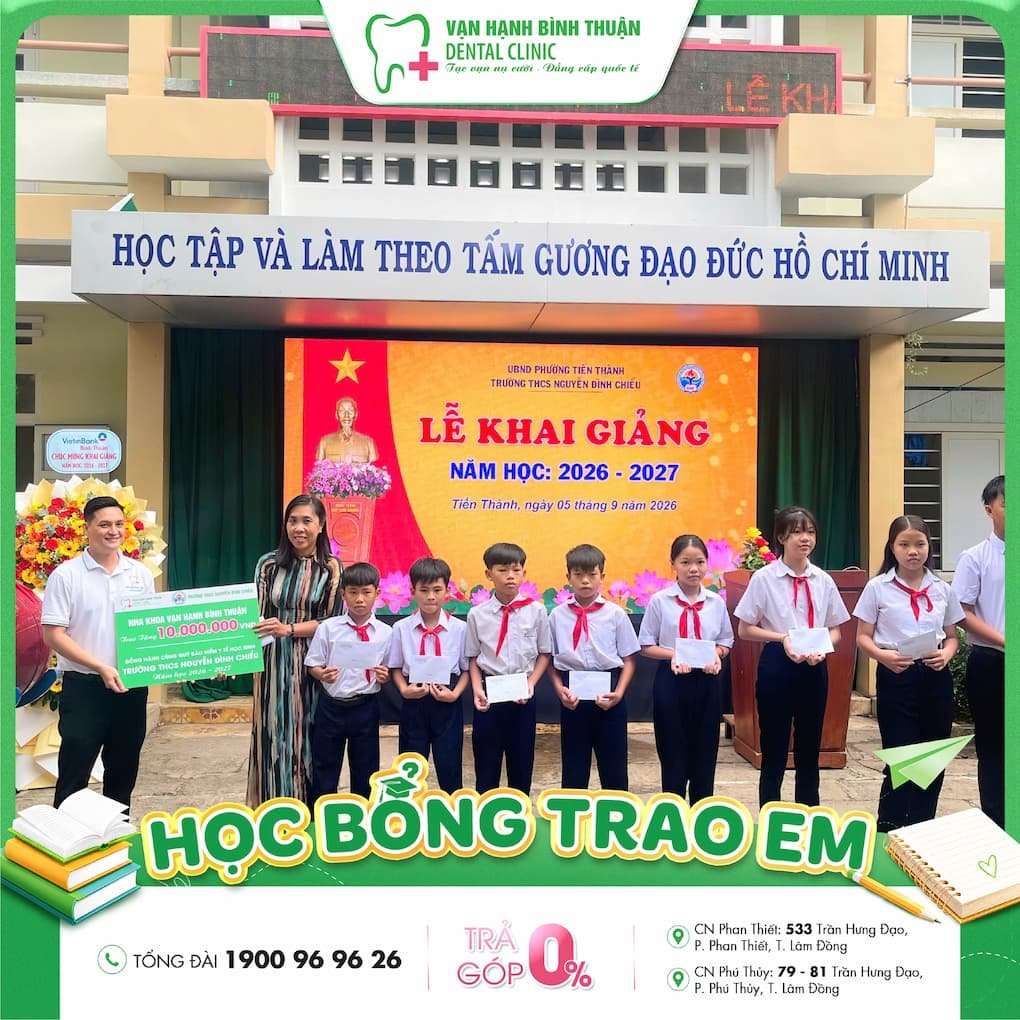 BS Hiếu đại diện Nha khoa Vạn Hạnh Bình Thuận trao học bổng tại THCS Nguyễn Đình Chiểu