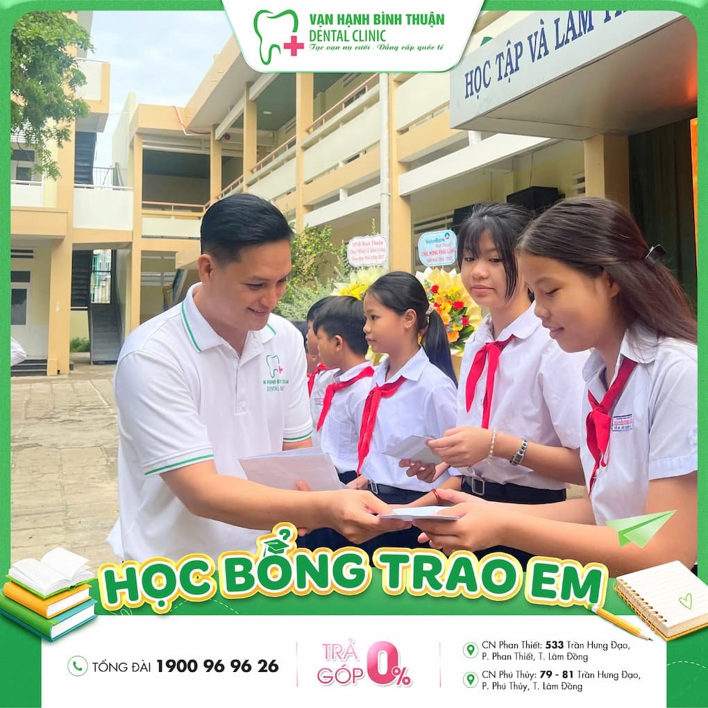 BS Hiếu đại diện Nha khoa Vạn Hạnh Bình Thuận trao học bổng tại THCS Nguyễn Đình Chiểu