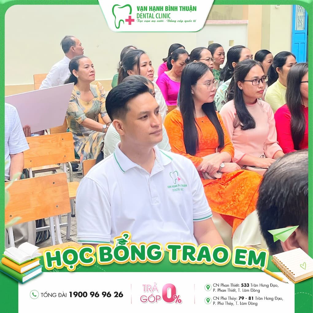 BS Hiếu đại diện Nha khoa Vạn Hạnh Bình Thuận trao học bổng tại THCS Nguyễn Đình Chiểu