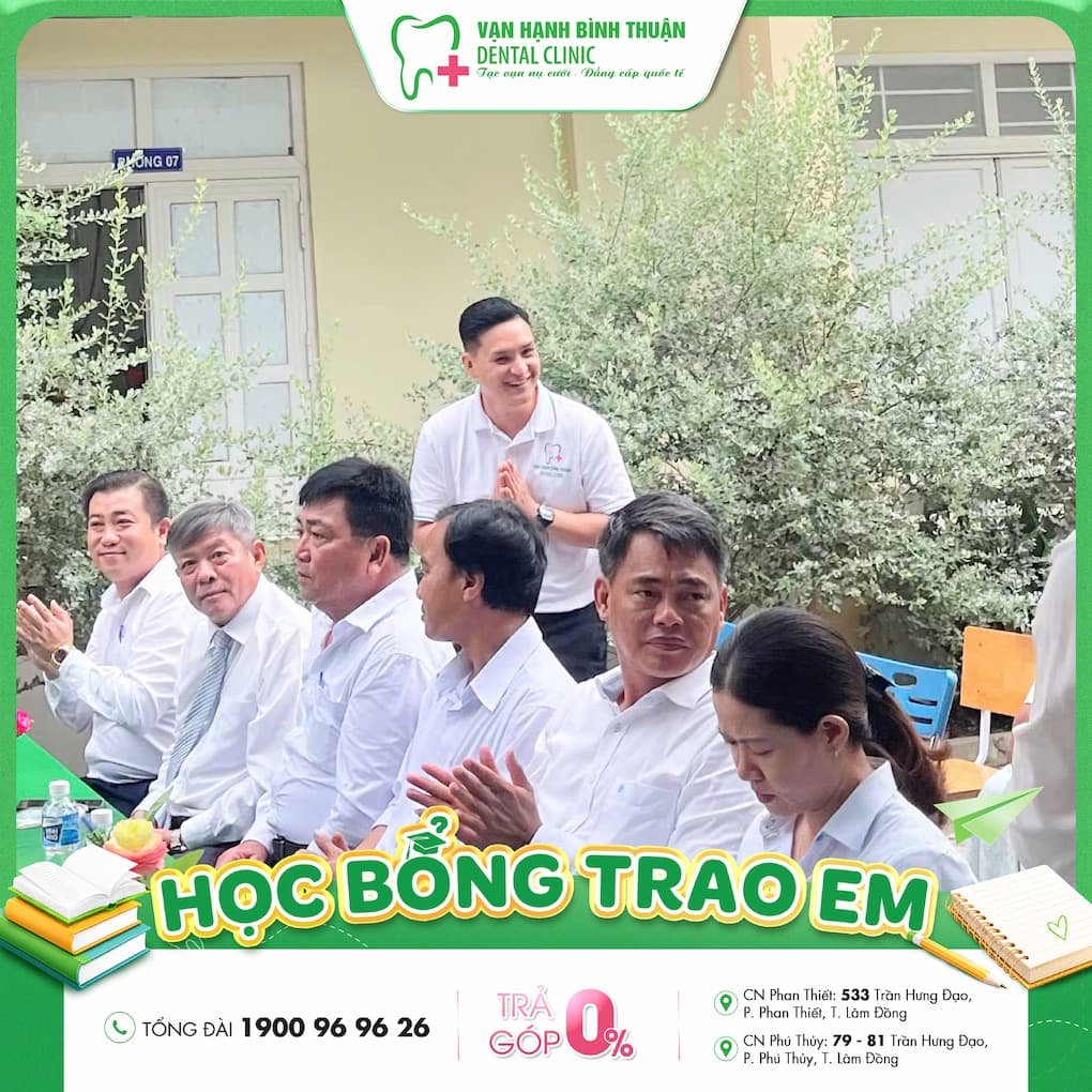 BS Hiếu đại diện Nha khoa Vạn Hạnh Bình Thuận trao học bổng tại THCS Nguyễn Đình Chiểu