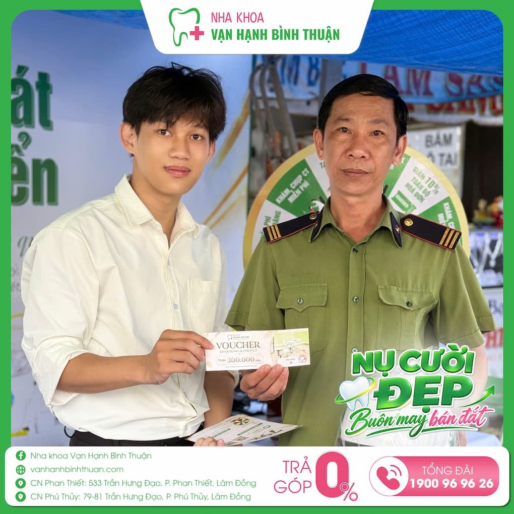 Bà con tiểu thương tham gia vòng quay may mắn