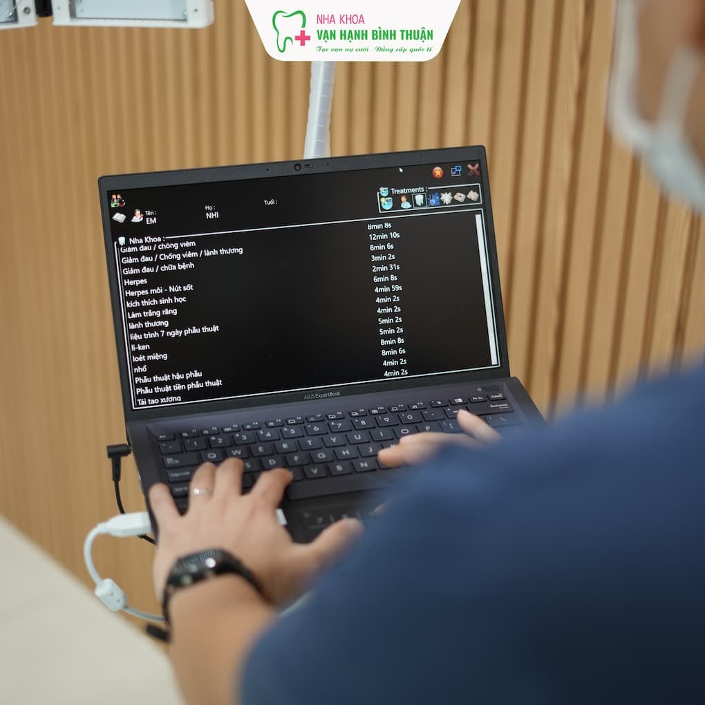 Bác sĩ thao tác lựa chọn phác đồ điều trị phù hợp trên phần mềm.