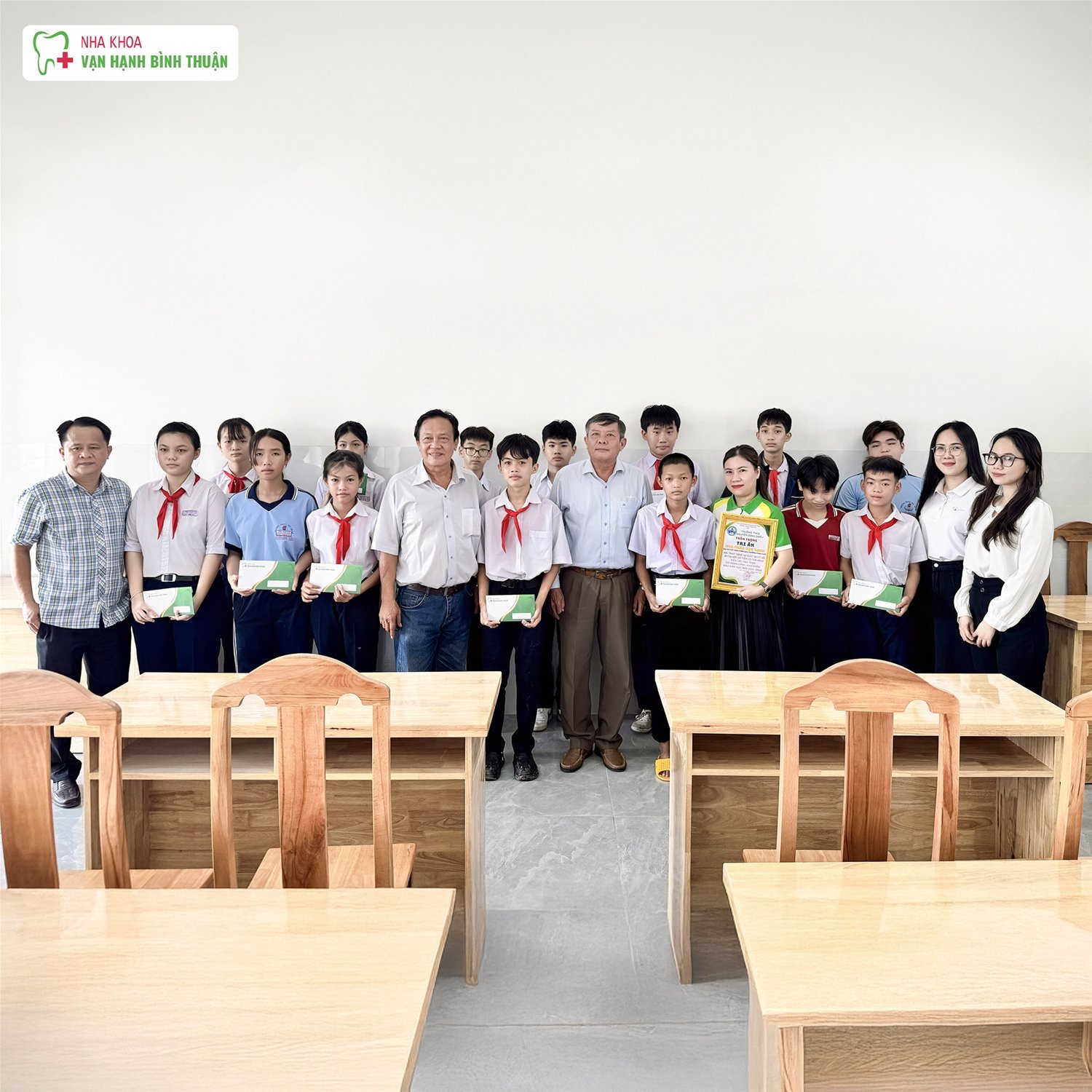 NHA KHOA VẠN HẠNH TRAO TẶNG BHYT VÀ BHTT CHO HỌC SINH KHÓ KHĂN TẠI 2 ĐIỂM TRƯỜNG NHÂN DỊP ĐẦU NĂM HỌC MỚI 