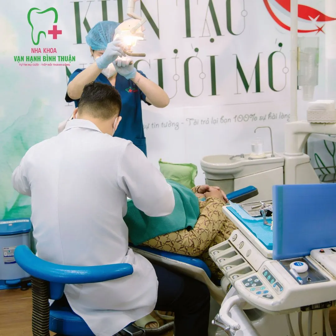 bac-si-nha-khoa-dieu-tri-rang-mieng (1).jpg