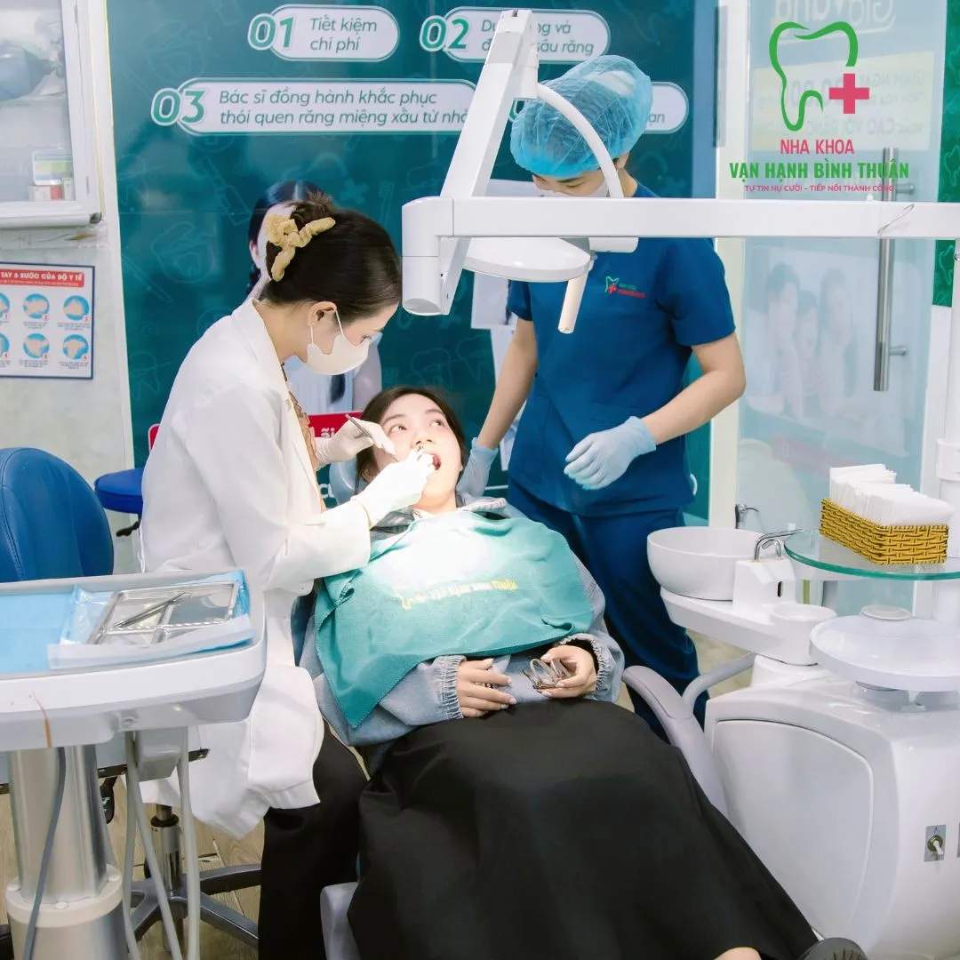 bac-si-nha-khoa-dieu-tri-rang-mieng (2).jpg