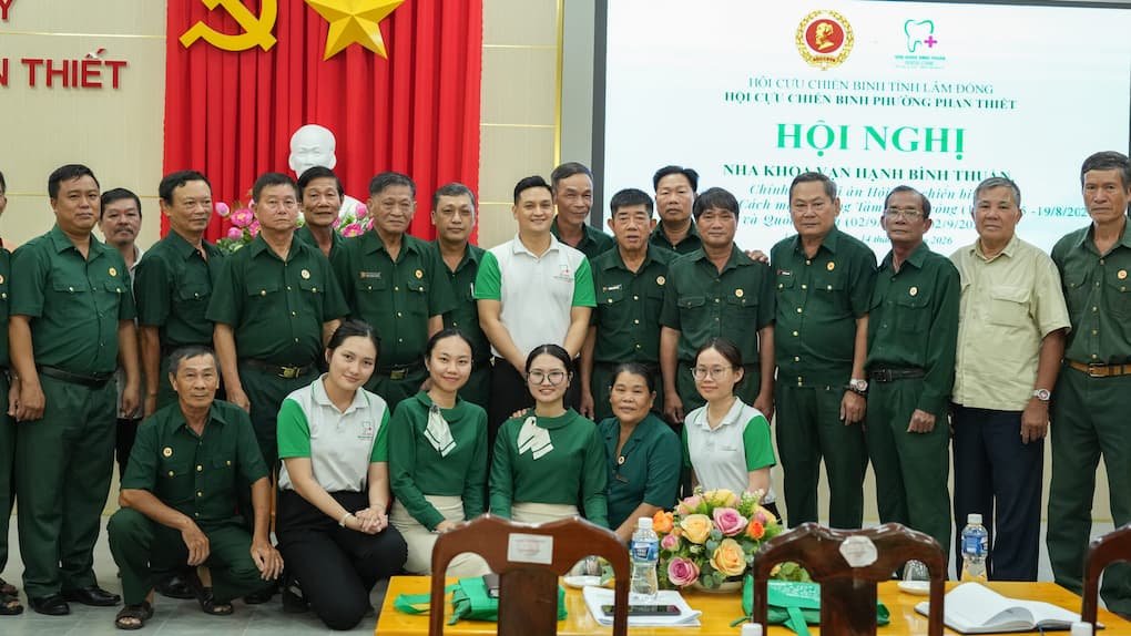 Đội ngũ Nha khoa Vạn Hạnh Bình Thuận chụp ảnh lưu niệm cùng các Cựu chiến binh