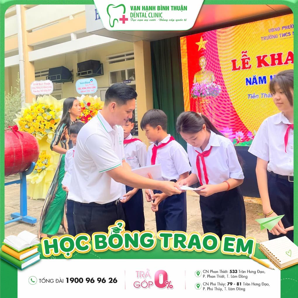 BS Hiếu đại diện Nha khoa Vạn Hạnh Bình Thuận trao học bổng tại THCS Nguyễn Đình Chiểu